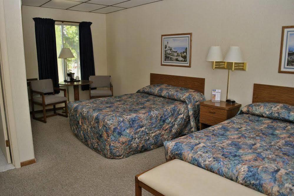 Riviera Motel Mackinaw City Exterior photo